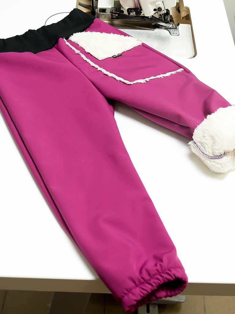 Softshellové nohavice Why s barančekom slivkové